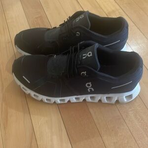 Women’s On Cloud black tennis shoes